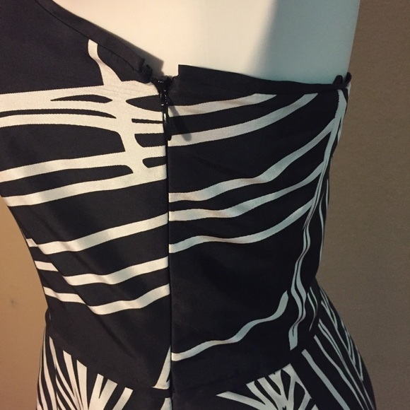 Harold’s Silk Strapless Black White Silk Flare includes detachable strap - Picture 6 of 10